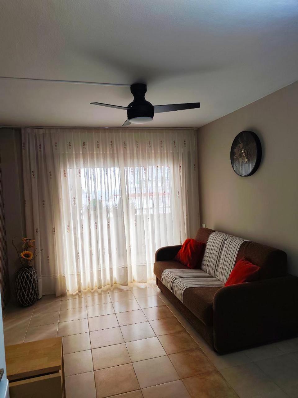 Comfy Apartment In Салоу Экстерьер фото